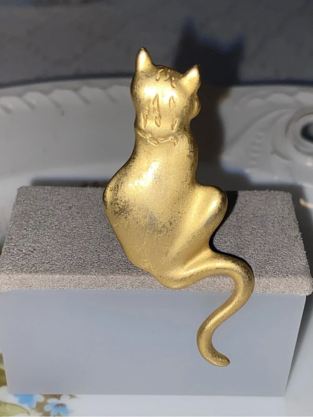 1988 Gold Cat Figurine Decorative Pin